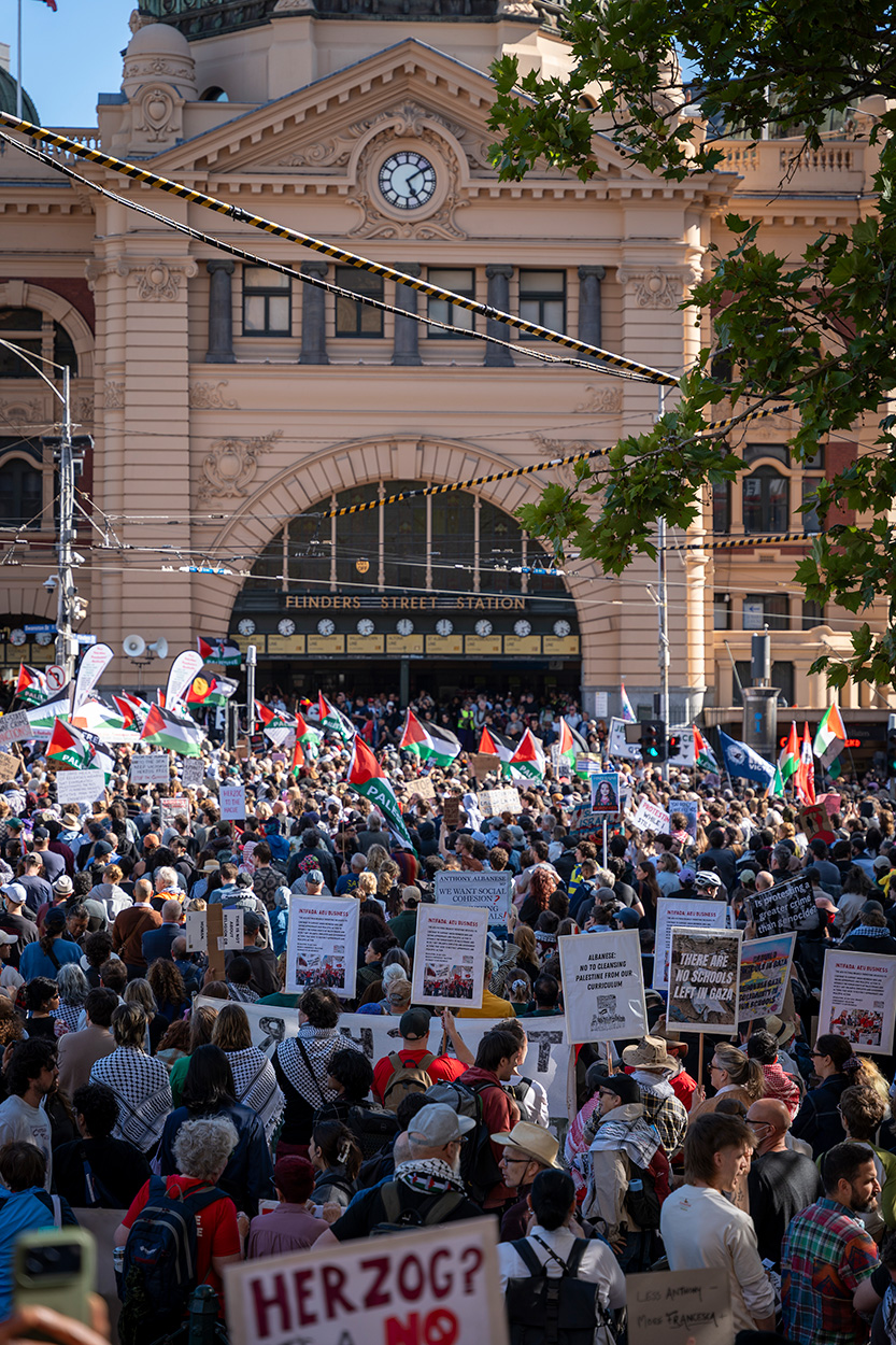 Thousands rally in CBD during Israeli President’s Melbourne visit