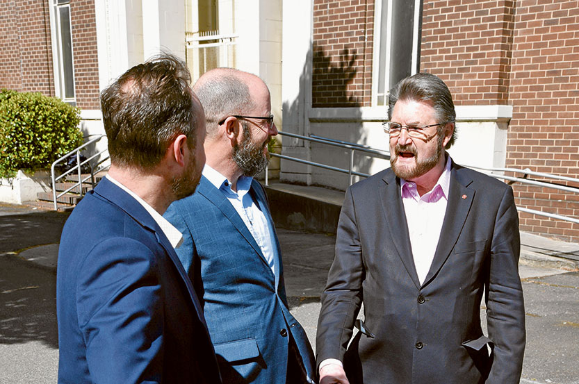 Derryn Hinch exits the race for Lord Mayor