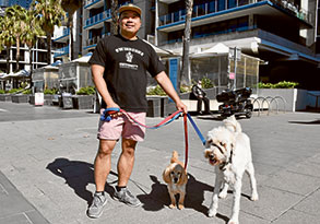 Odd couple enjoy waterside company