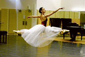 Award-winning dancer takes ballet classes online