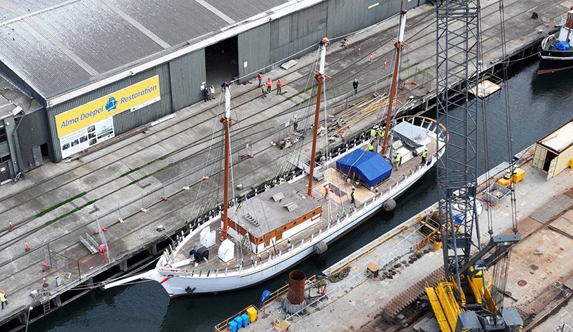 At long mast! Alma Doepel a step closer to setting sail