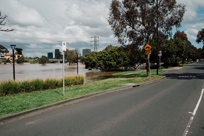 Melbourne Water to investigate Flemington racecourse flood wall as community frustration builds 