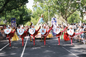 Moomba wows St Kilda Rd crowds