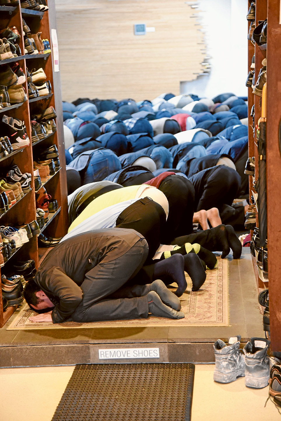 Muslims pray for space
