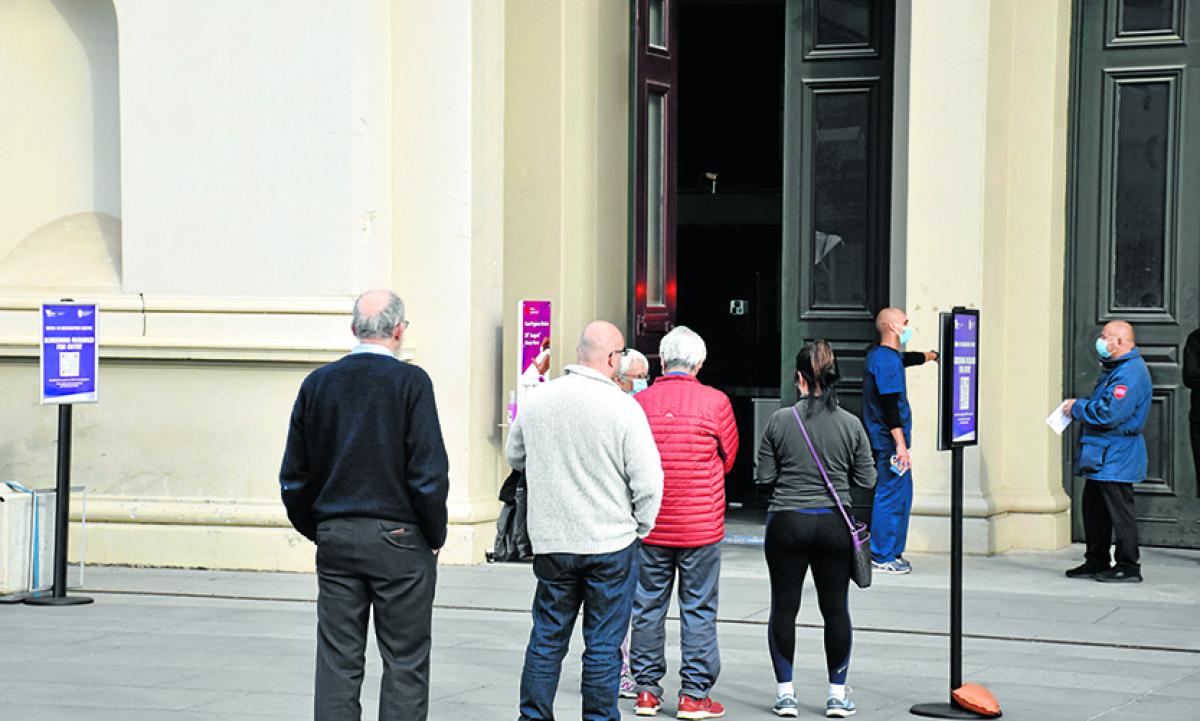 Mad rush for COVID vaccine at Royal Exhibition Building