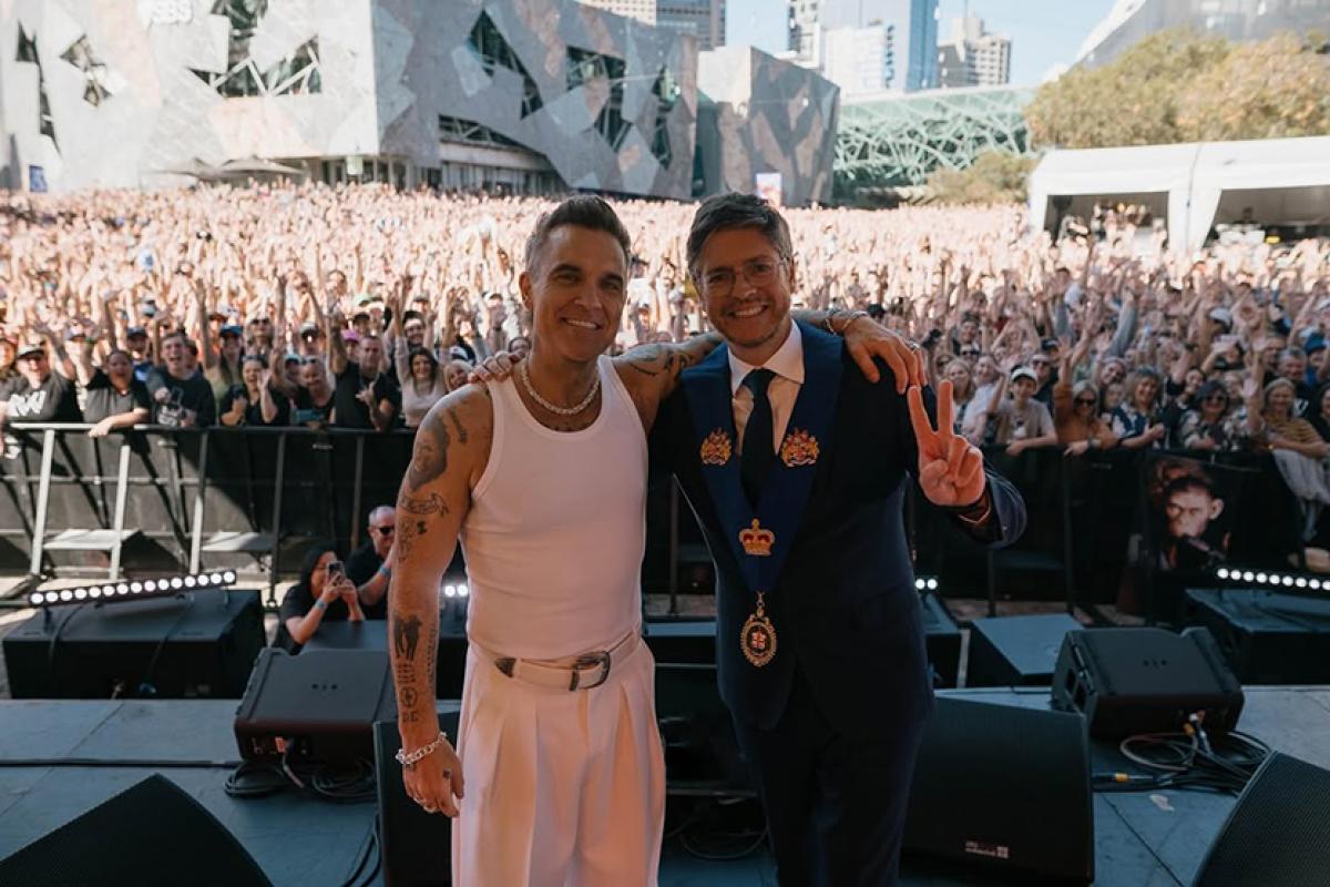 Robbie Williams rocks Melbourne with surprise concert