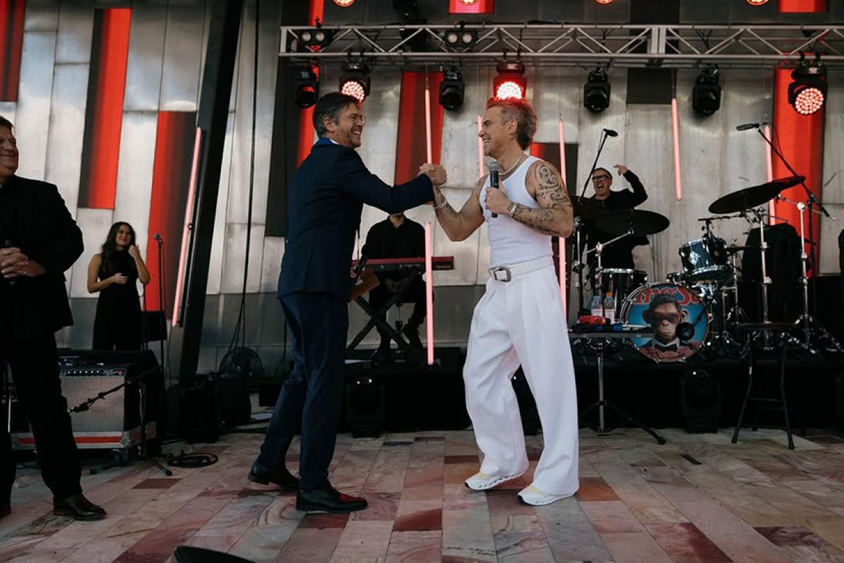 Robbie Williams rocks Melbourne with surprise concert
